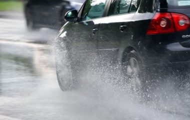 Seu carro está pronto para a chuva? Pneus em bom estado fazem toda a diferença!