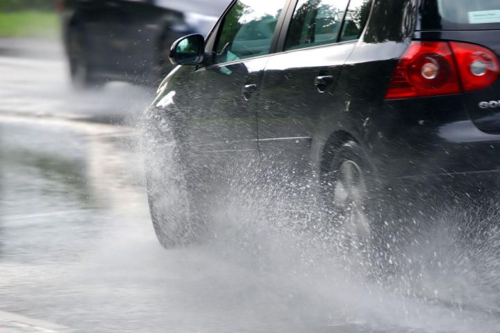 Seu carro está pronto para a chuva? Pneus em bom estado fazem toda a diferença!