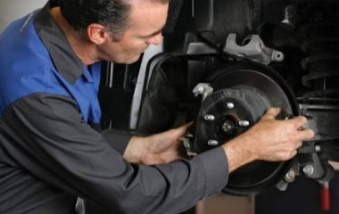 Seu carro vibra ao frear? Descubra o que isso pode significar