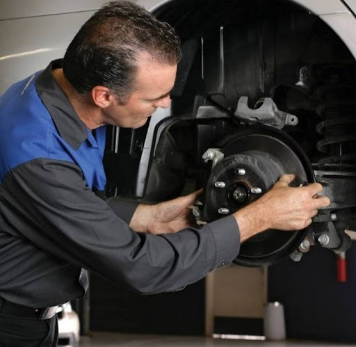 Seu carro vibra ao frear? Descubra o que isso pode significar